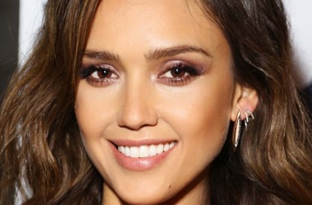“The Star Tried To Cover Up Her Flaws”: The Paparazzi Managed To Capture Jessica Alba In a Bikini On The Beach!