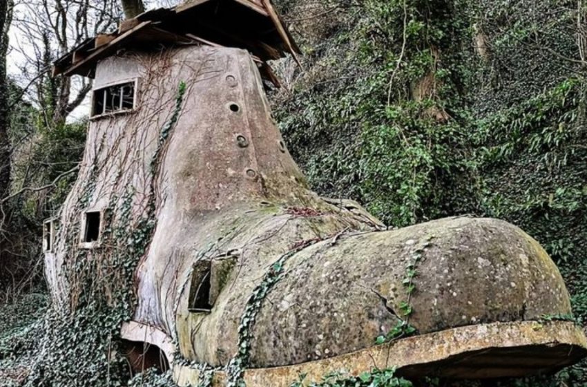  “An Ancient Mysterious House”: A Group Of Tourists Walked In The Forest And Accidentally Found a Structure In The Shape Of a Shoe!