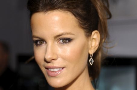 “The Star Forgot How Old She Is”: 50-Year-Old Kate Beckinsale Amazed Fans By Wearing a “Naked” Princess Dress!