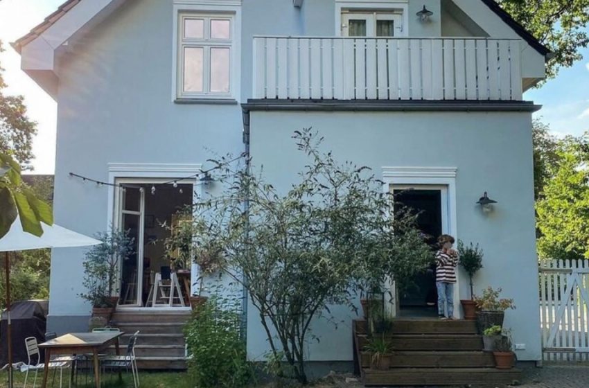  “Looks Inconspicuous And Strange From The Outside”: The Unusual Blue House Turned Out To Be Cozy And Heartwarming Inside!