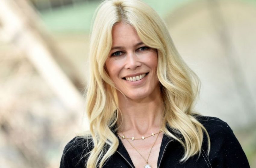  “No Makeup And Barefoot”: Fresh Vacation Photos Of Claudia Schiffer From Greece!