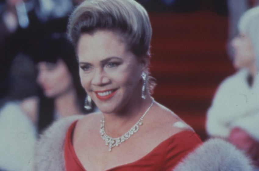  “A Serious Illness Altered Her Appearance”: It Is Impossible To Recognize Kathleen Turner – The Actress With an Indescribably Beautiful Appearance!