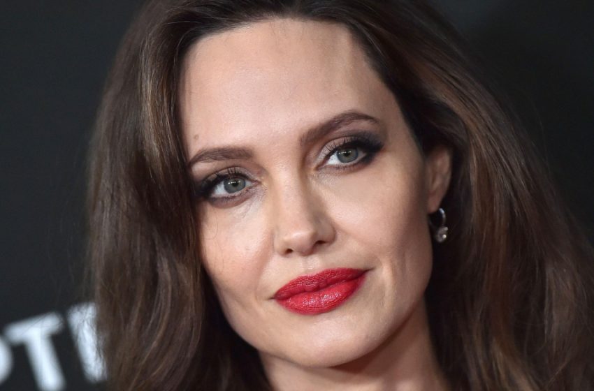  “A Bird On Her Chest”: Angelina Jolie Showed Off Her New Tattoo During The Awards Ceremony!