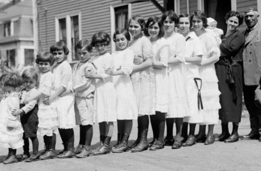  There Are 13 Kids In This Family, All Lined Up In a Row: How Does The Big Family Fit In a Car?