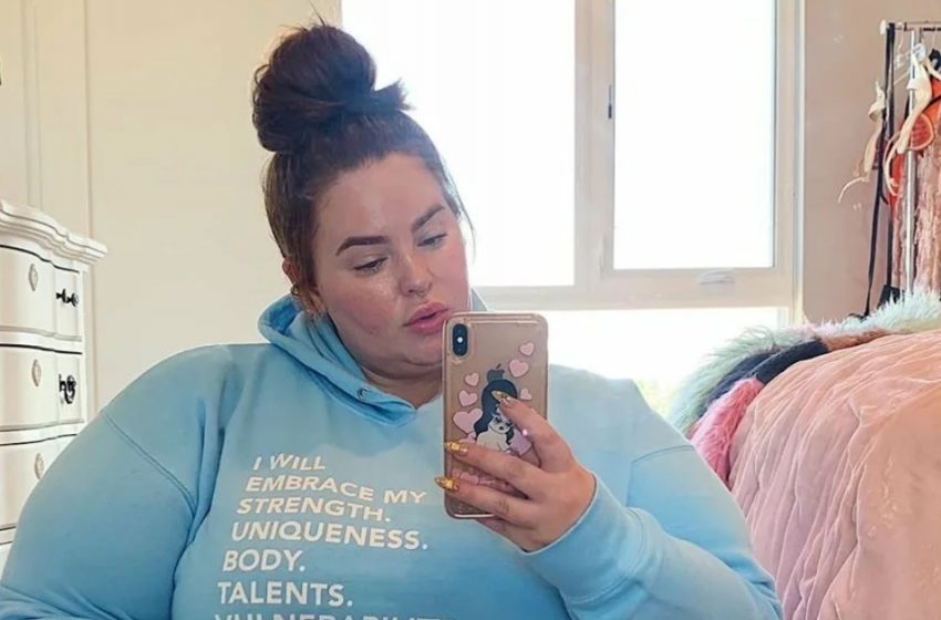  “340-lbs Model”: The Paparazzi Captured Tess Holliday In a Swimsuit While Relaxing On The Beach!