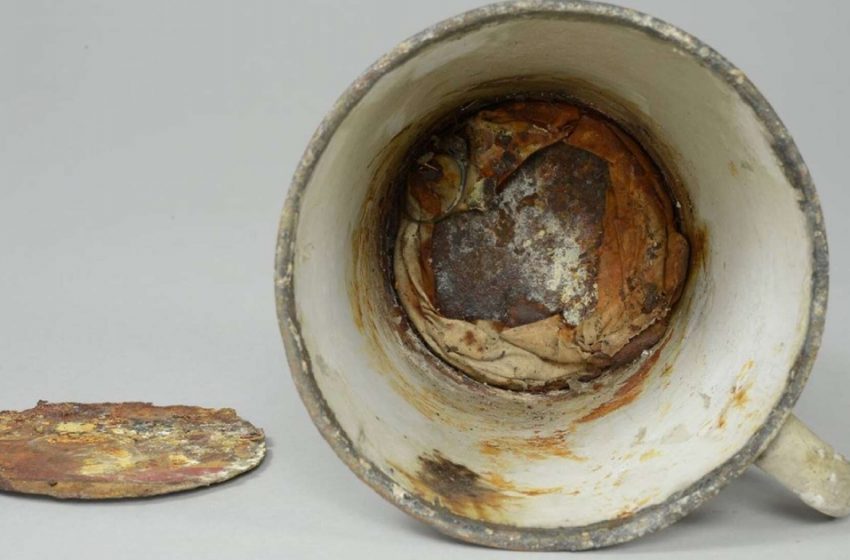  The Mug Stood In The Museum For 70 Years: When The Bottom Fell Off, Everyone Was Shocked By What Was Inside!