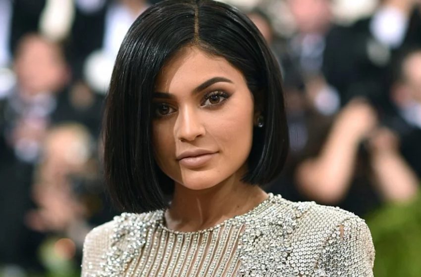  “In a Low-Cut Dress And a Veil Over Her Face”: Kylie Jenner’s Extraordinary Look Was Captured By The Paparazzi!