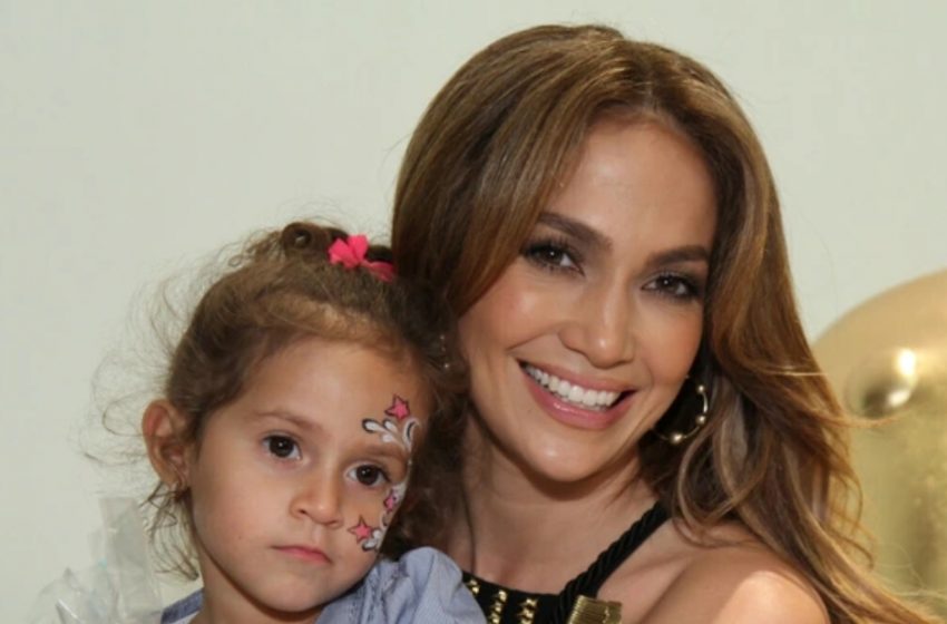  Jennifer Lopez’s Child’s Gender-Neutral Appearance And Boyish Behavior: Fans Are Speculating Over The Star’s Recent Public Appearance With Her Child!