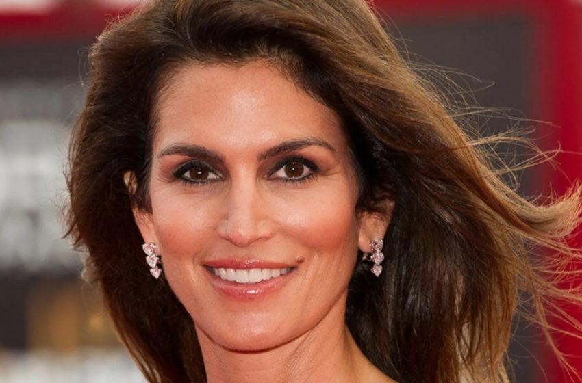  “Even Without Underwear”: 55-Year-Old Cindy Crawford Took Part In a Racy Photo Shoot!