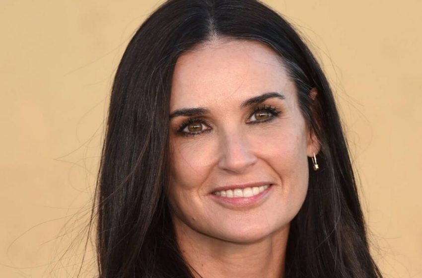  “They Look The Same Age”: 61-Year-Old Demi Moore Wowed Fans With Spicy Bikini Photos From The Pool With Her Granddaughter!