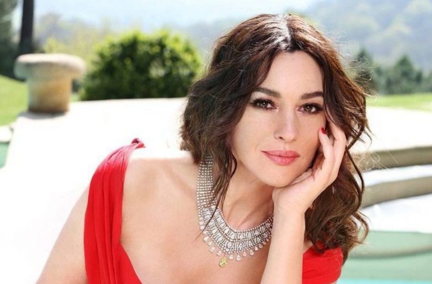  “A Stunning Beauty”: Monica Bellucci Appeared On The New Cover Of a Fashion Magazine, Showing Off Her Slim Legs!