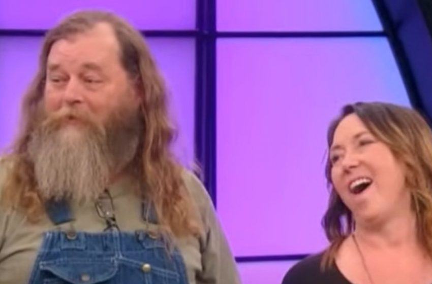  For 20 Years, a Man Had a Messy, Long Beard: His Wife Was Overjoyed When He Finally Shaved It Off!