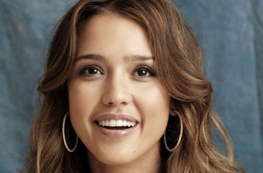  Jessica Alba dances in bikini: From Mom to Dance Star