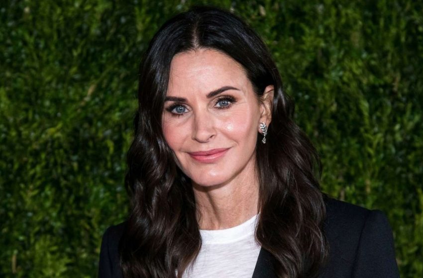  Courteney Cox Stuns in Bikini Workout Video: Fans Buzz Over Unexpected Detail