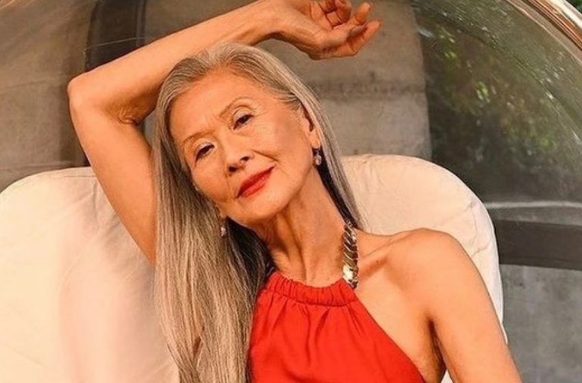  A 71-Year-Old Model Still Shines On The Runway And Challenges Beauty Norms: The Lady Who Stuns Everyone With her Youthful Look!