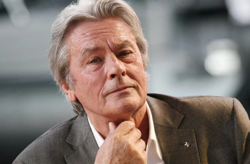  Delon’s Latest Photo at Family Dinner: Fragile Yet Still Stunningly Beautiful