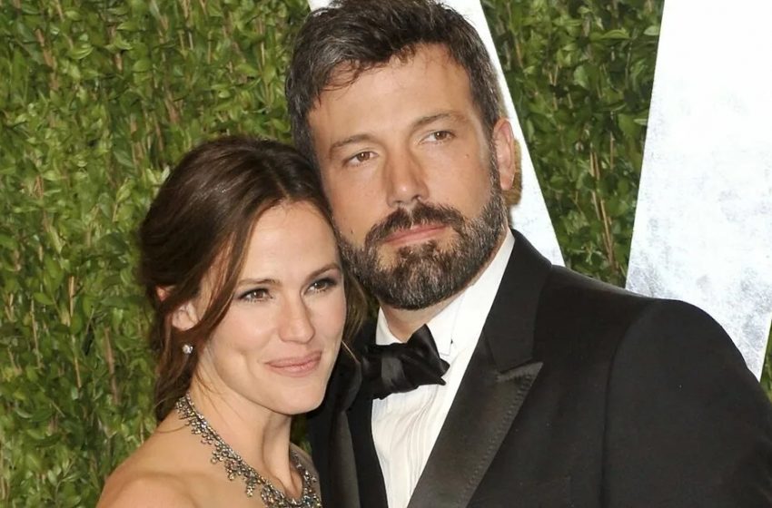  Ben Affleck Enjoys Dinner with Ex-Wife Jennifer Garner and Their Daughters, Spotted by Paparazzi