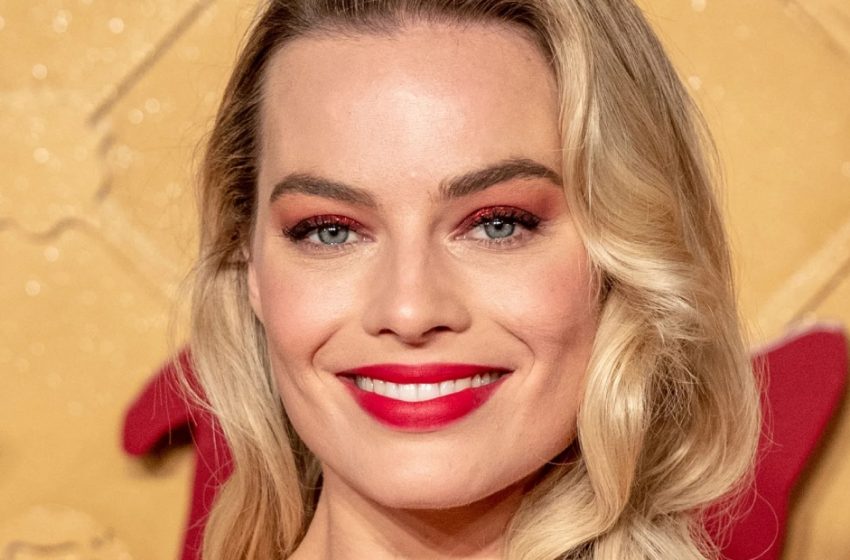  Pregnant Margot Robbie in Sardinia unbuttoned her shirt, Showing off Her Rounded Belly