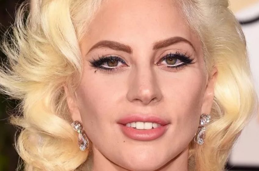  Lady Gaga Showed Off a Huge Diamond Ring And Publicly Kissed Her Fiance In Venice: Photo Of The Romantic Kiss!