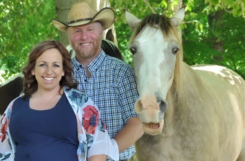  The Couple Decided To Take a Photo And The Horse Only Made It Even Funnier: The Shot That Will Make Your Day!