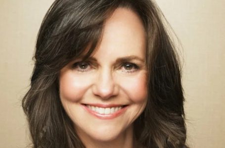 “I’m an Old Woman. 77 is Old, And That’s OK!”: Criticized For Her Natural Aging, Sally Field Finds Joy as a Grandmother of 5