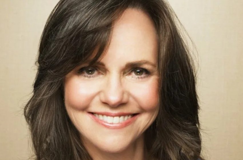  “I’m an Old Woman. 77 is Old, And That’s OK!”: Criticized For Her Natural Aging, Sally Field Finds Joy as a Grandmother of 5