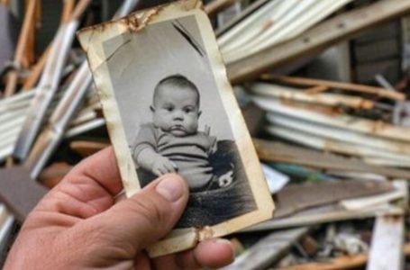 Millionaire Demolishes Old Man’s House and Finds an Unexpected Childhood Photo Among the Ruins: “The Discovery Surprises Him!”