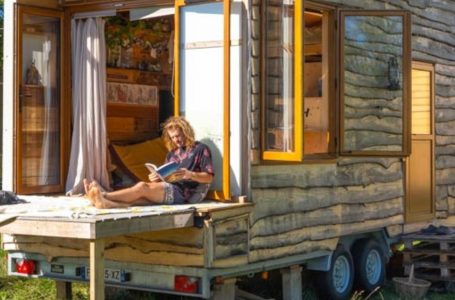 “A Tiny House, Masterpiece of Design and Efficiency, Built by One Man with Just $20,000!”:  What Does It Look Like Inside?