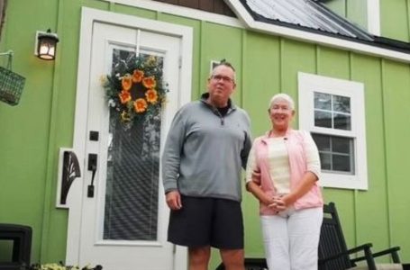 “Retired Couple Builds Tiny Home to Be Closer to Grandchildren!”: How It Looks Inside!