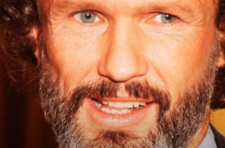 Kris Kristofferson’s Wife Has Been Next To Her Husband In Both Sorrow And Joy For 41 Years: Recent Photos Of The Blue-Eyed Blond Lady!