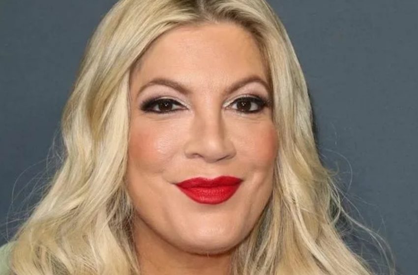  “Tori Spelling, 51, Flaunts Her Flat Stomach in a Black Crop Top!”: What Does She Look Like?