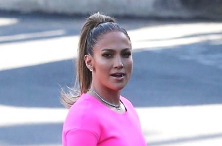 “Star Mom In an Elegant Evening Gown And Daughter In Men’s Shoes And a Baggy T-Shirt”: Jennifer Lopez Was Spotted With Her Daughter!