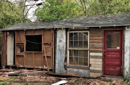 “When You Have The Right Skills”: A Woman Turns a Broken Barn Into a Summer House!