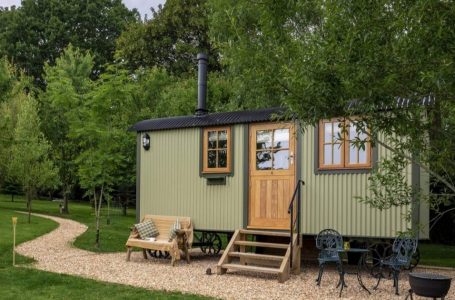 The Spouses Got Tired Of City Life, They Moved To The Country And Built a Tiny House: Here’s How They Live Now!