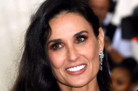 “Demi Moore, 61, Stuns in a 3D Gown, But Her Long Hair Sparks Mixed Reactions”: What Does She Look Like?