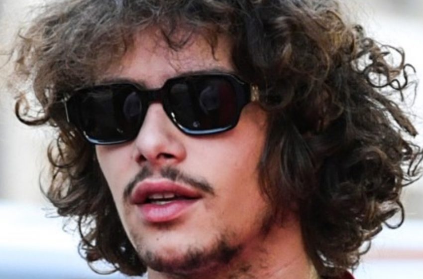  “Grandson of a ’70s Hollywood Heartthrob”: Who Is This Curly-Haired Star?