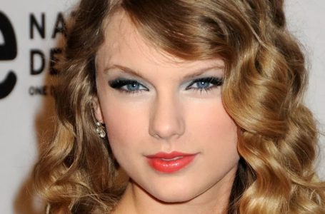 Fans Notice Taylor Swift, 34, Might Be Pregnant After Seeing Her in a Sequined Mini Dress at the Concert!