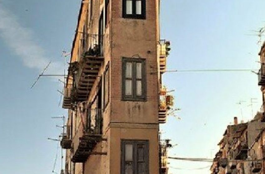  ”Building In Small Spaces”: A Look At The Most Unusual Houses And Buildings!