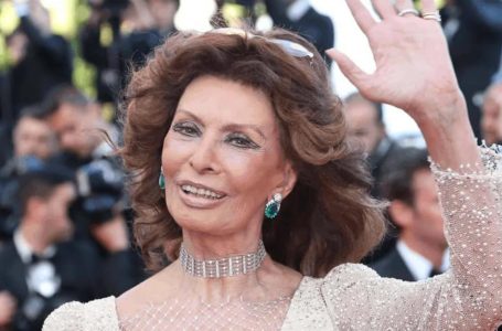 “From Glamour to a Hunched Old Lady?”: Sophia Loren’s Recent Photo Surprises Fans!