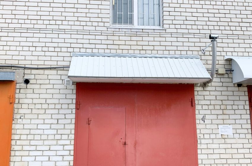  A Man Built His Dream Garage: “You Can Park a Car Here, Or Even Live In It!”