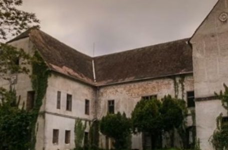 A Family Purchased a Mansion And Discovered a Secret Room That Had Been Closed For 102 Years: They Were Stunned To See What Was There!