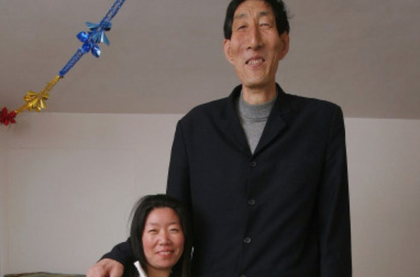  One of the Tallest Men Chose a Wife Who is Only 5 feet Tall and Became a Father at 57: What Does Their Son Look Like?