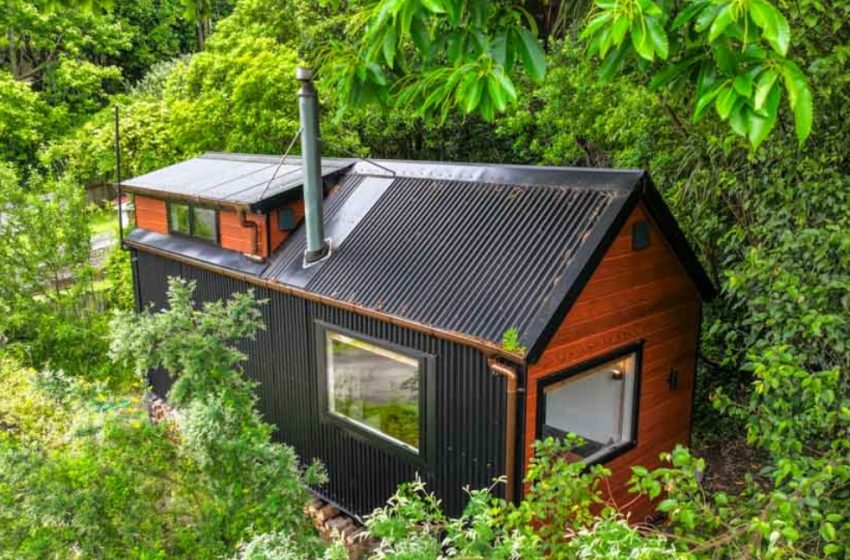  “Ex Airline Pilot Turns Tiny House Into a High-Flying Masterpiece!”: What Does It Look Like Inside?