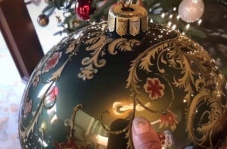 A Woman Bought a Christmas Ball At Flea Market And Found a Strange Note In it: Details Of The Story!