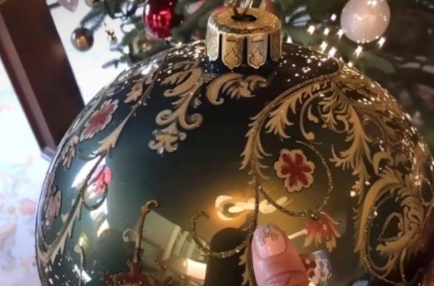  A Woman Bought a Christmas Ball At Flea Market And Found a Strange Note In it: Details Of The Story!