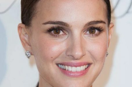 Natalie Portman’s Bold Post-Divorce Look: Stunning in a Plunging Swimsuit!