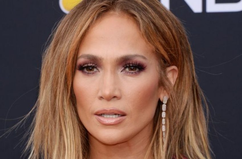  “J-Lo, 55, Under Fire for ‘Flashing’ Cleavage While Shopping with Her Child”: What Did She Look Like?