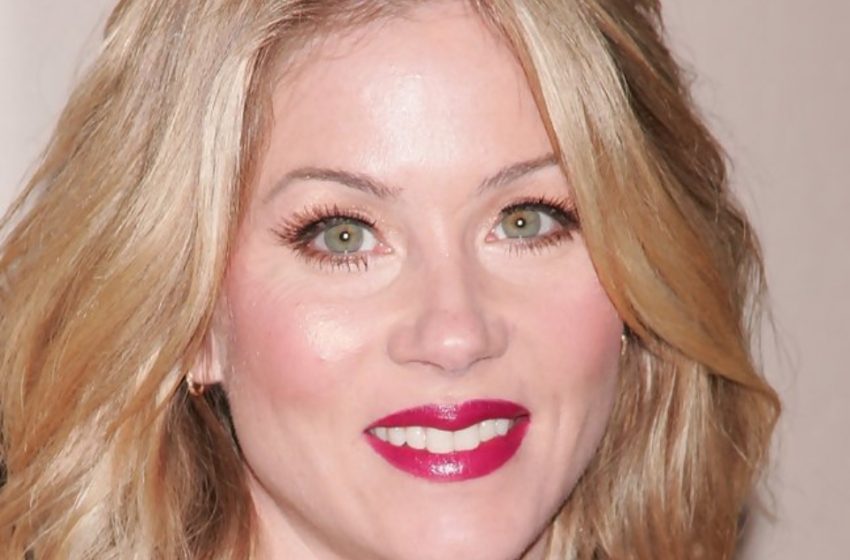  “Weight Gain and Mobility Challenges”: ‘Friends’ Star Christina Applegate Opens Up About Life with Multiple Sclerosis!