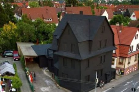 The Mystery of the Strange Black House in the City Center: Discover Its Location and Story!