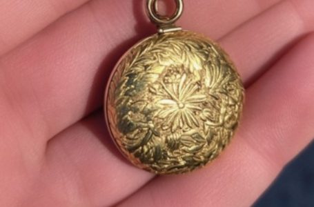 An Elderly Woman Finds Her Late Mother’s Pendant At Flea Market: A Stranger Offers Double The Price!